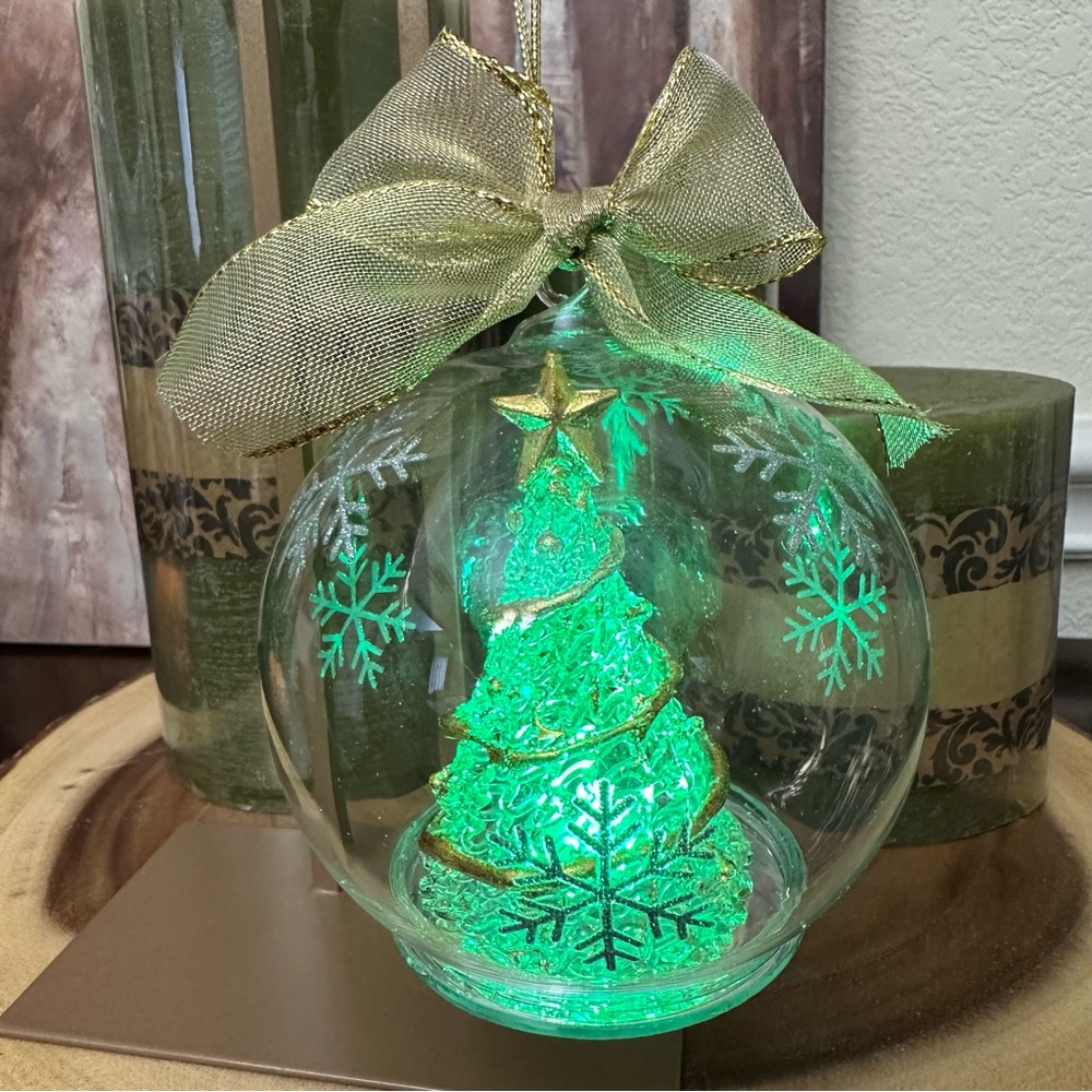 NWT- Lenox Light Up Wonder Ball Christmas Tree Ornament That Changes Color 4.75”